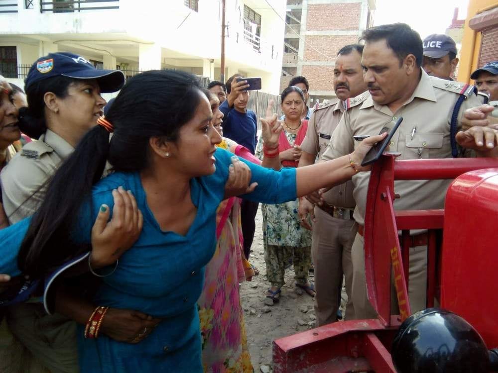पशुलोक में कार्रवाई का विरोध करने पर महिलाओं को जबरन पकड़कर अभद्र भाषा का प्रयोग करती पुलिस। पशुलोक में कार्रवाई का विरोध करने पर महिलाओं को जबरन पकड़कर अभद्र भाषा का प्रयोग करती पुलिस।