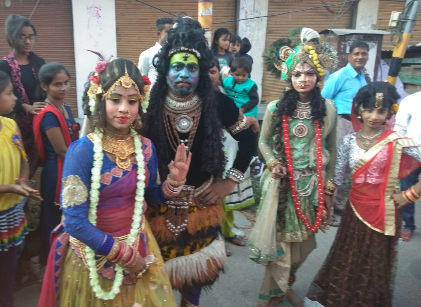 चौखुटिया में वाल्मिकी महोत्सव व शोभायात्रा में प्रस्तुति देते कलाकार। अमर उजाला