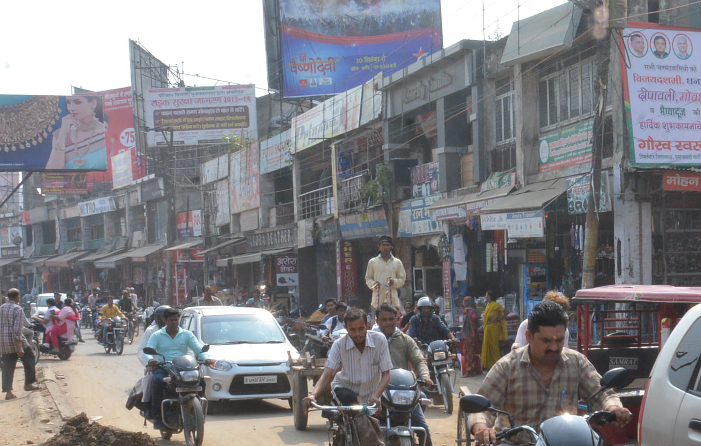 रुडकी रोड स्थित  नगरपालिका की मार्किट जिसमे नाले का  निर्माण कार्य नही हुआ।