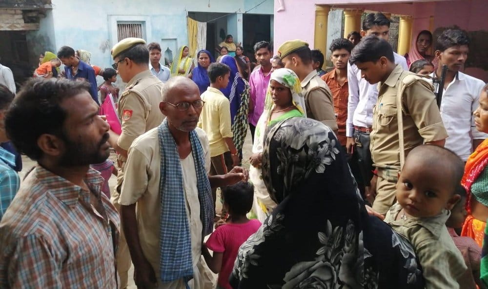 कोल्हुई क्षेत्र के मैनहवा गांव में घटना के बाद लगी भीड़ कोल्हुई क्षेत्र के मैनहवा गांव में घटना के बाद लगी भीड़