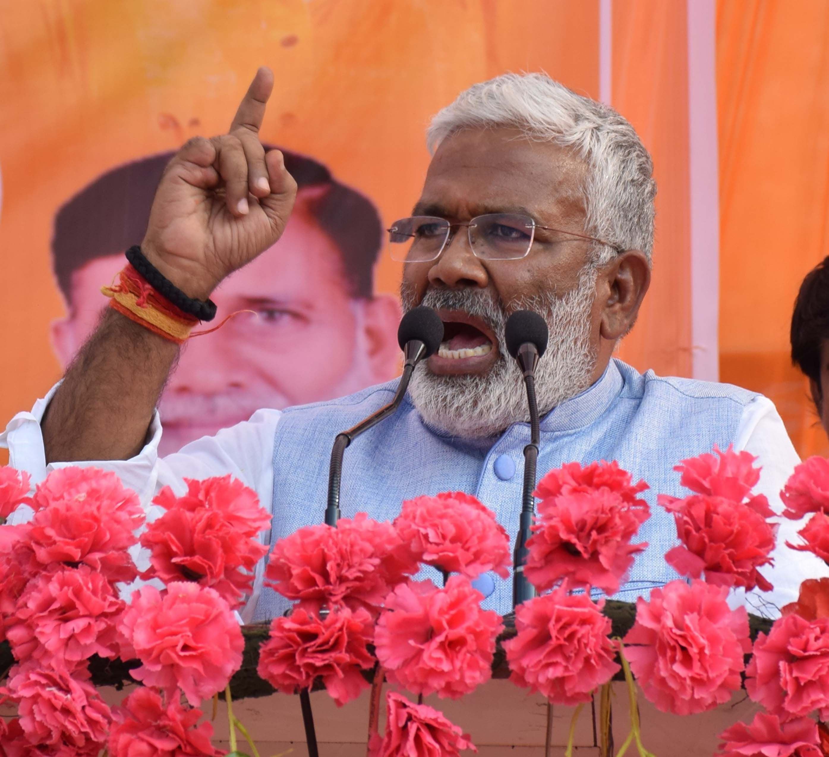 सदर के टेऊंगा में आयोजित भाजपा अपना दल की संयुक्त जनसभा में बोलते प्रदेश अध्यक्ष स्वतंत्र देव सि? सदर के टेऊंगा में आयोजित भाजपा अपना दल की संयुक्त जनसभा में बोलते प्रदेश अध्यक्ष स्वतंत्र देव सि?