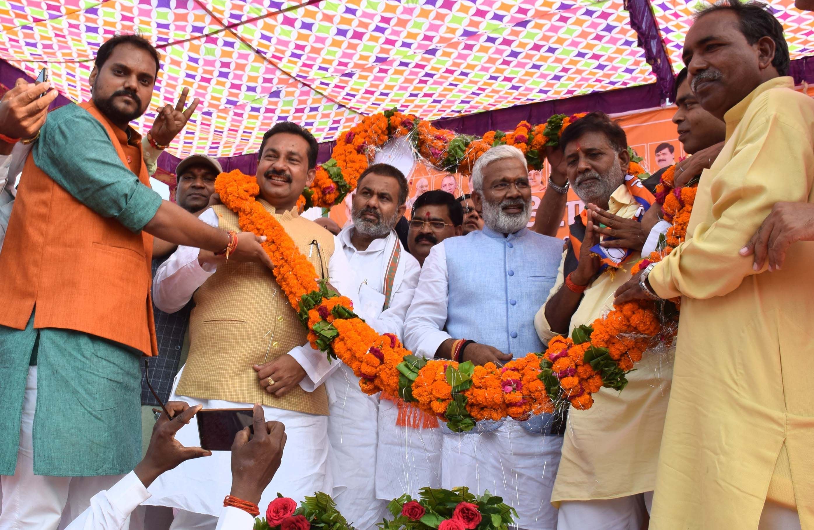सदर के टेऊंगा में आयोजित जनसभा में भाजपा प्रदेश अध्यक्ष स्वतंत्र देव सिंह का स्वागत करते कार्यक? सदर के टेऊंगा में आयोजित जनसभा में भाजपा प्रदेश अध्यक्ष स्वतंत्र देव सिंह का स्वागत करते कार्यक?