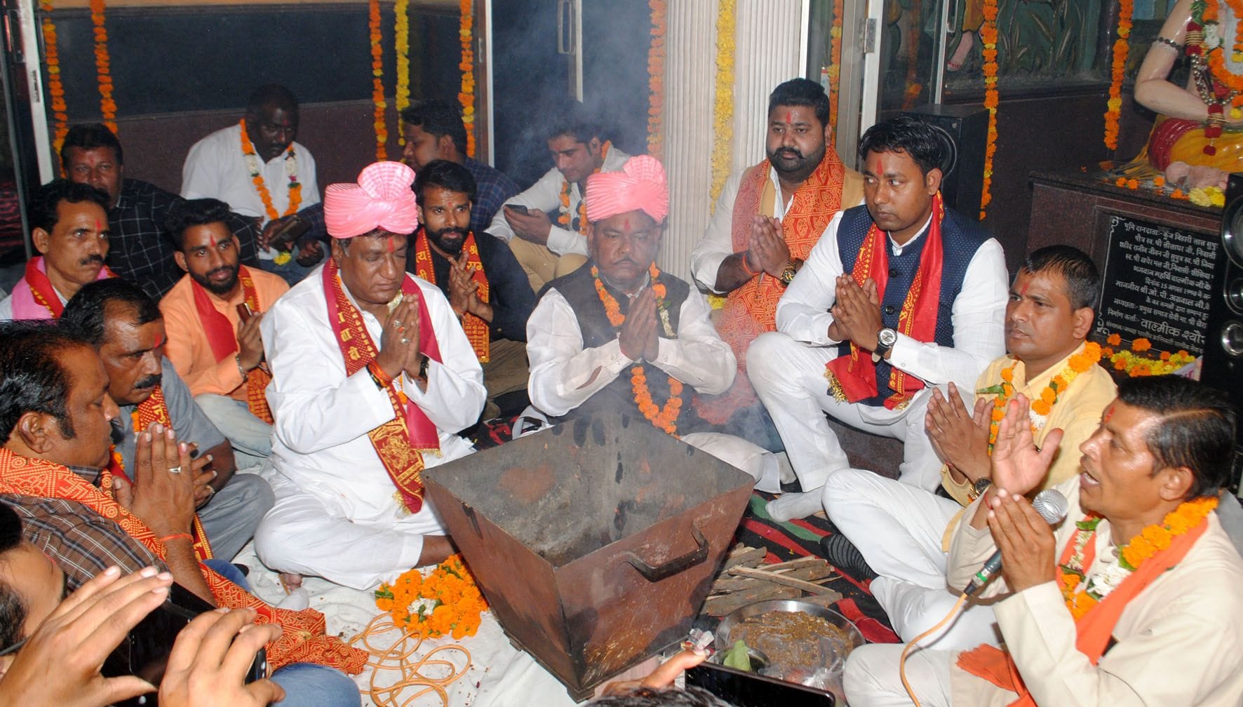 अचल ताल पर महर्षि वाल्मीकि जन्मोत्सव समिति द्वारा बाल्मीकि जयंती पर हवन करते श्योराज जीवन, राजे? अचल ताल पर महर्षि वाल्मीकि जन्मोत्सव समिति द्वारा बाल्मीकि जयंती पर हवन करते श्योराज जीवन, राजे?