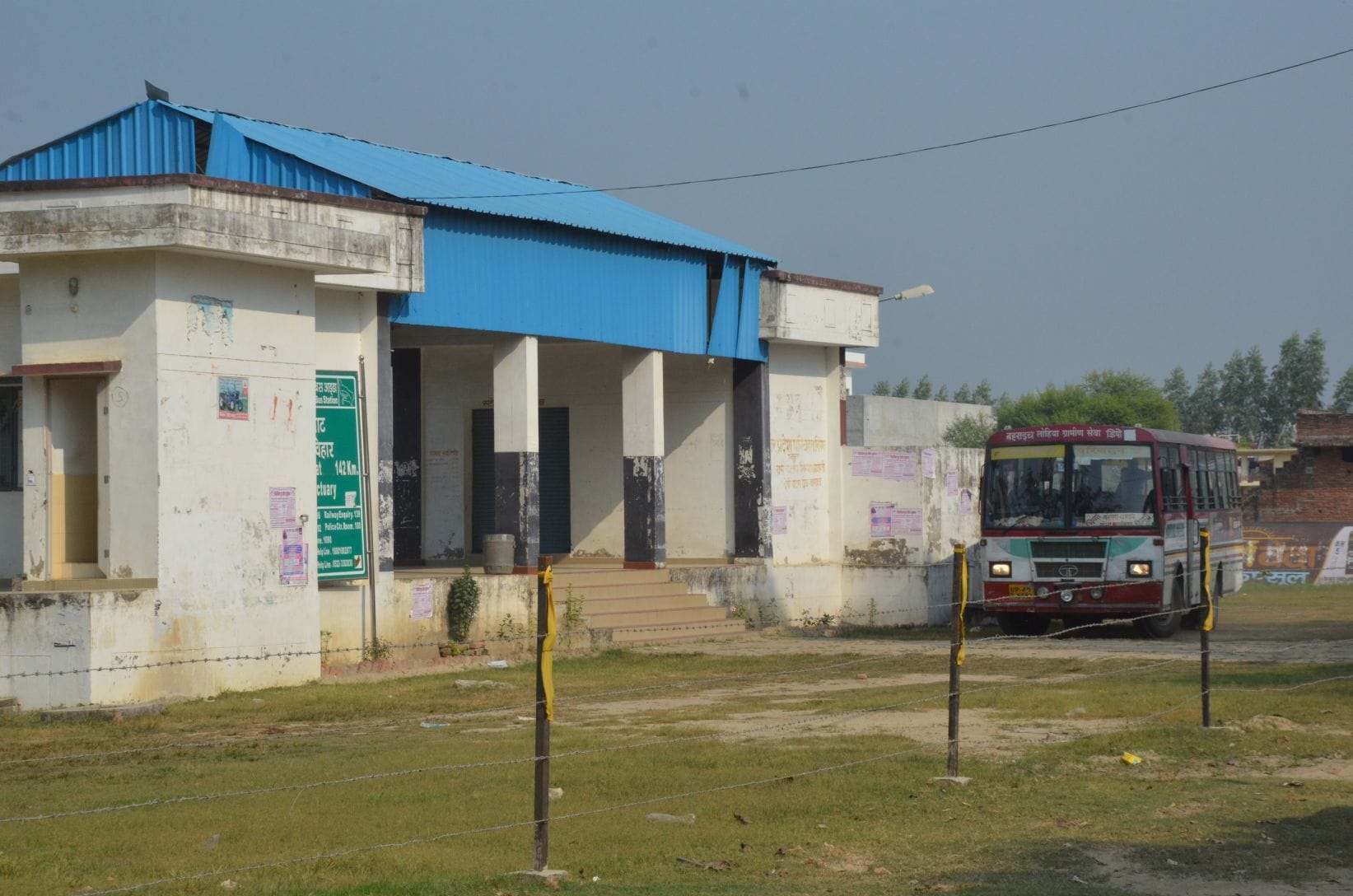 भिनगा का बस अड्डा पड़ा बदहाल। भिनगा का बस अड्डा पड़ा बदहाल।