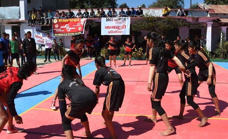 जागेश्वर महोत्सव में कबड्डी खेलती बालिकाएं। जागेश्वर महोत्सव में कबड्डी खेलती बालिकाएं।