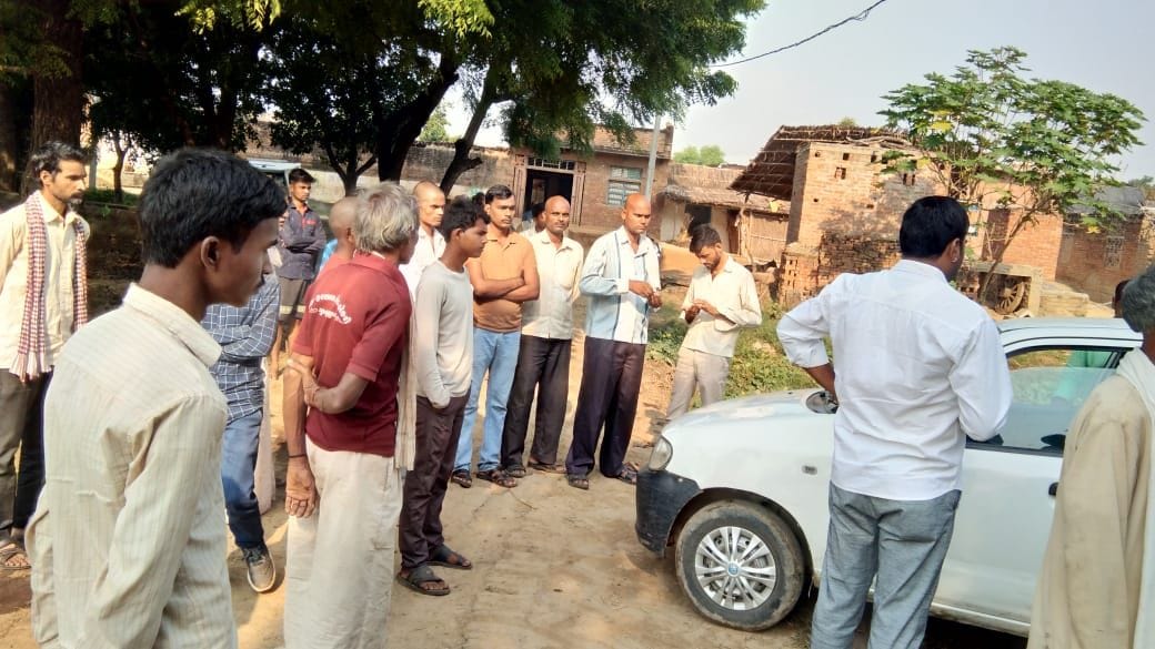राज नारायण के घर के बाहर लगी भीड़ राज नारायण के घर के बाहर लगी भीड़