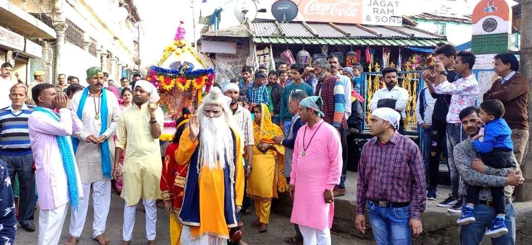 चकराता में वाल्मीकि जयंती पर शोभायात्रा निकालते लोग। चकराता में वाल्मीकि जयंती पर शोभायात्रा निकालते लोग।