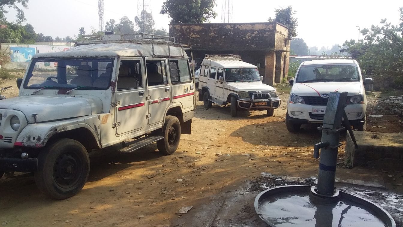 गिलौला में मुख्य मार्ग पर खड़ी बस व बस अड्डा बना अवैध टैक्सी स्टैंड। गिलौला में मुख्य मार्ग पर खड़ी बस व बस अड्डा बना अवैध टैक्सी स्टैंड।