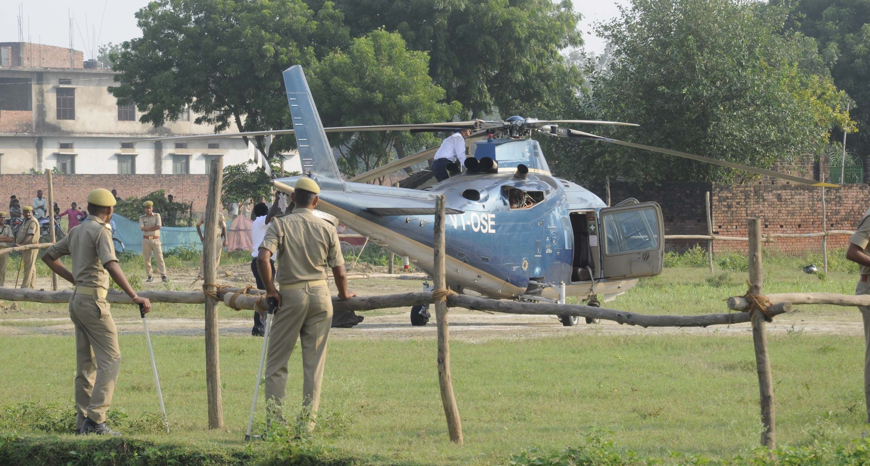 प्रतापगढ़ सदर के टेऊंगा में आयोजित भाजपा अपना दल की संयुक्त जनसभा के दौरान तकनीकी खराबी से खड़े ह
