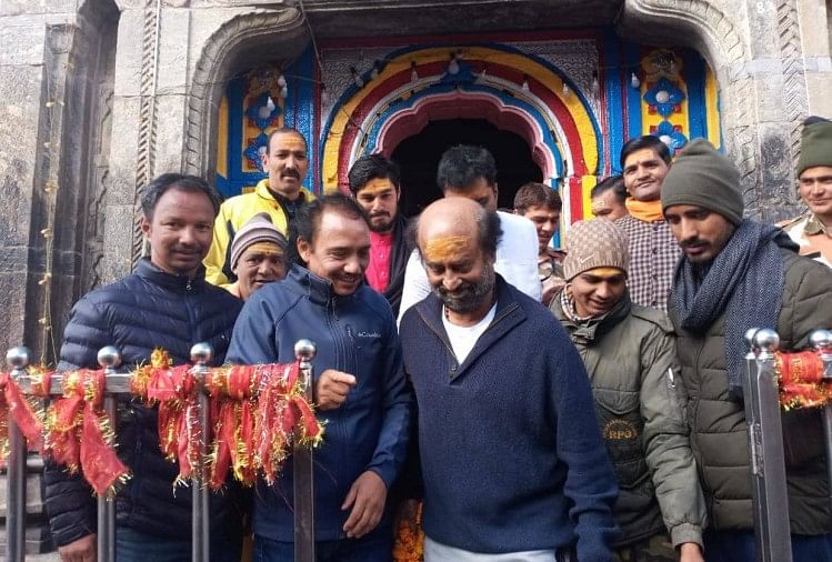 केदारनाथ मंदिर से बाहर आते रजनीकांत