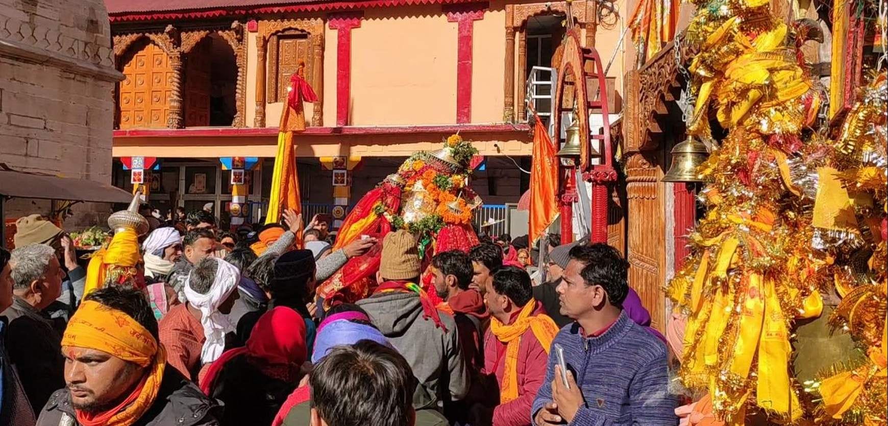 बदरीनाथ धाम परिसर में भक्तों को दर्शन देती संतानदायिनी मां अनसूया की उत्सव डोली। बदरीनाथ धाम परिसर में भक्तों को दर्शन देती संतानदायिनी मां अनसूया की उत्सव डोली।
