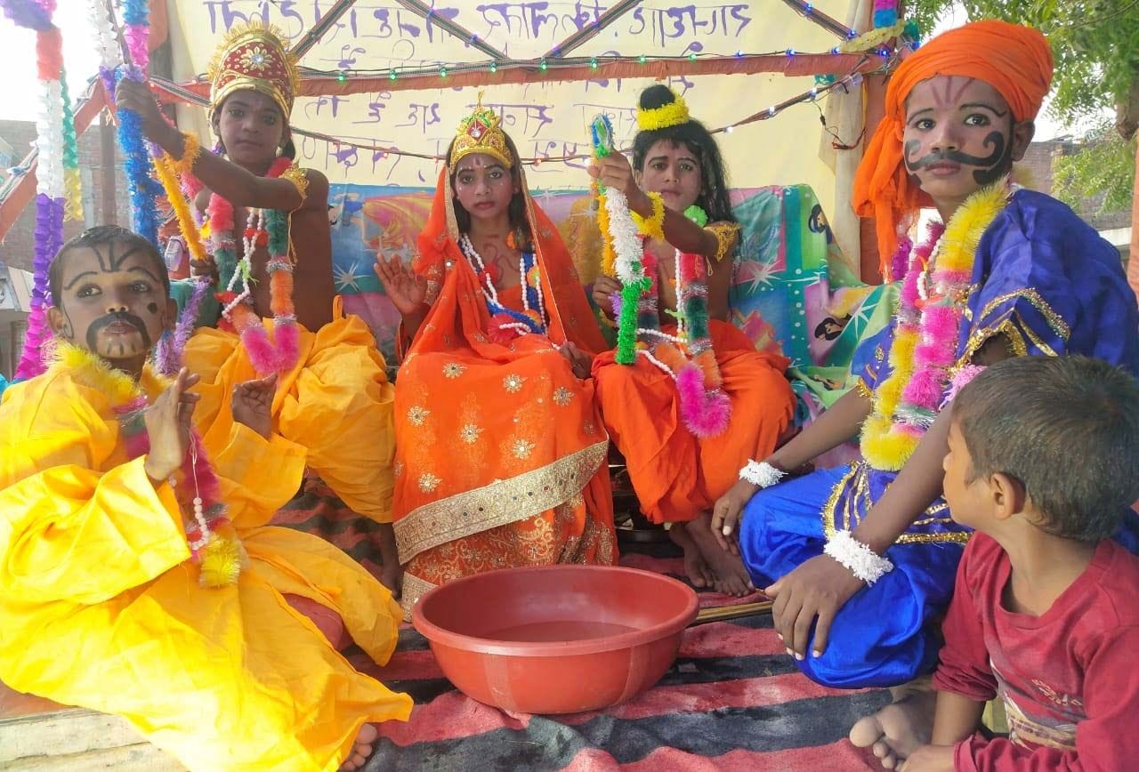 मानिकपुर के बालि वध मेले में निकली केवट द्वारा राम के पैर धुलने की झांकी। मानिकपुर के बालि वध मेले में निकली केवट द्वारा राम के पैर धुलने की झांकी।