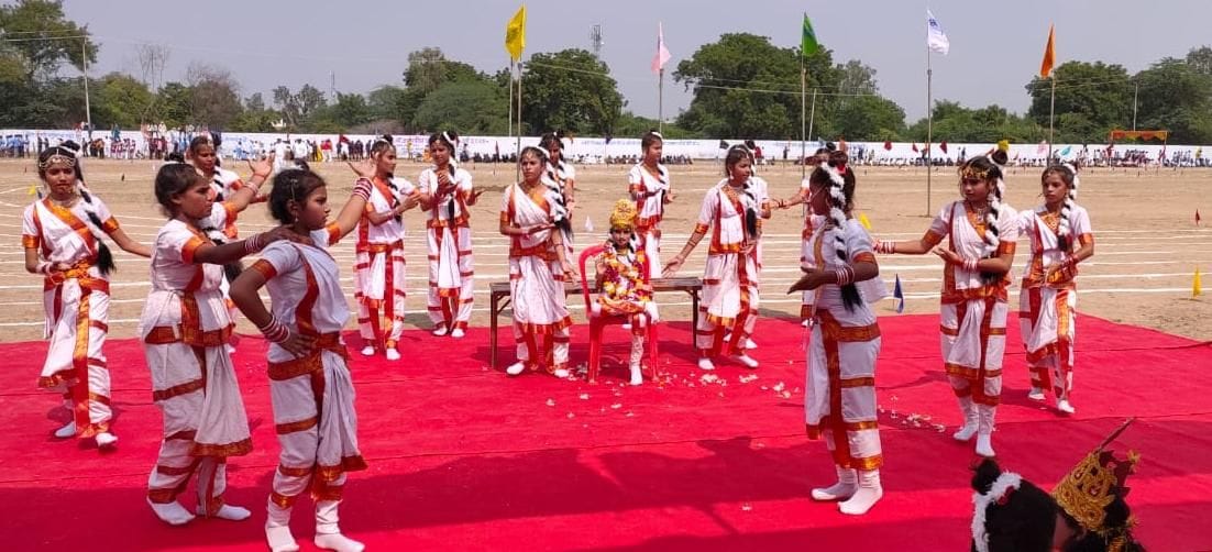कीड़ा प्रतियोगिता में सांस्कृतिक कार्यक्रम प्रस्तुत करती छात्राएं कीड़ा प्रतियोगिता में सांस्कृतिक कार्यक्रम प्रस्तुत करती छात्राएं