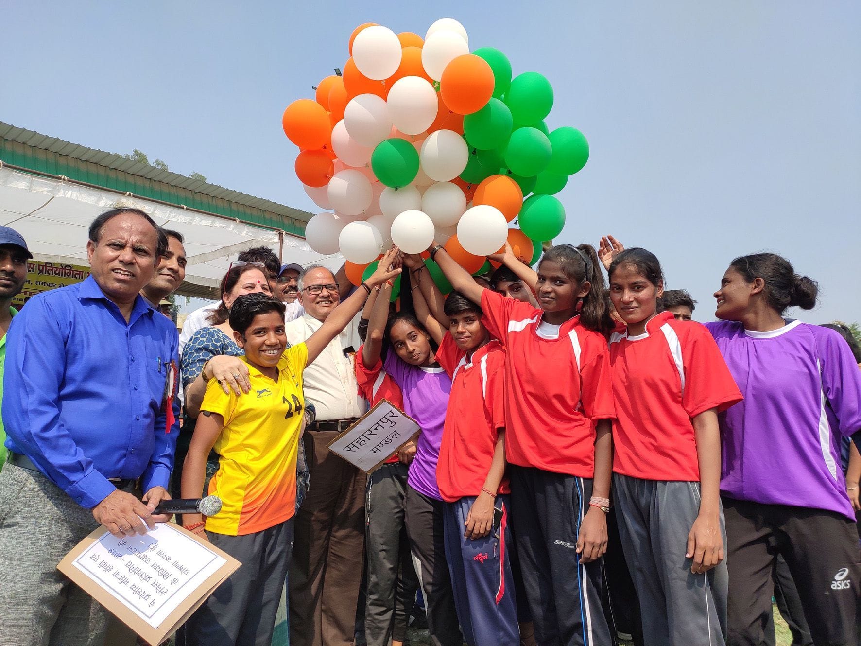 महिला प्रदेशीय हॉकी व टेनिस प्रतियोगिता का बच्चों के साथ गुब्बारें उड़ाकर शुभारंभ कराते मंडलाय? महिला प्रदेशीय हॉकी व टेनिस प्रतियोगिता का बच्चों के साथ गुब्बारें उड़ाकर शुभारंभ कराते मंडलाय?