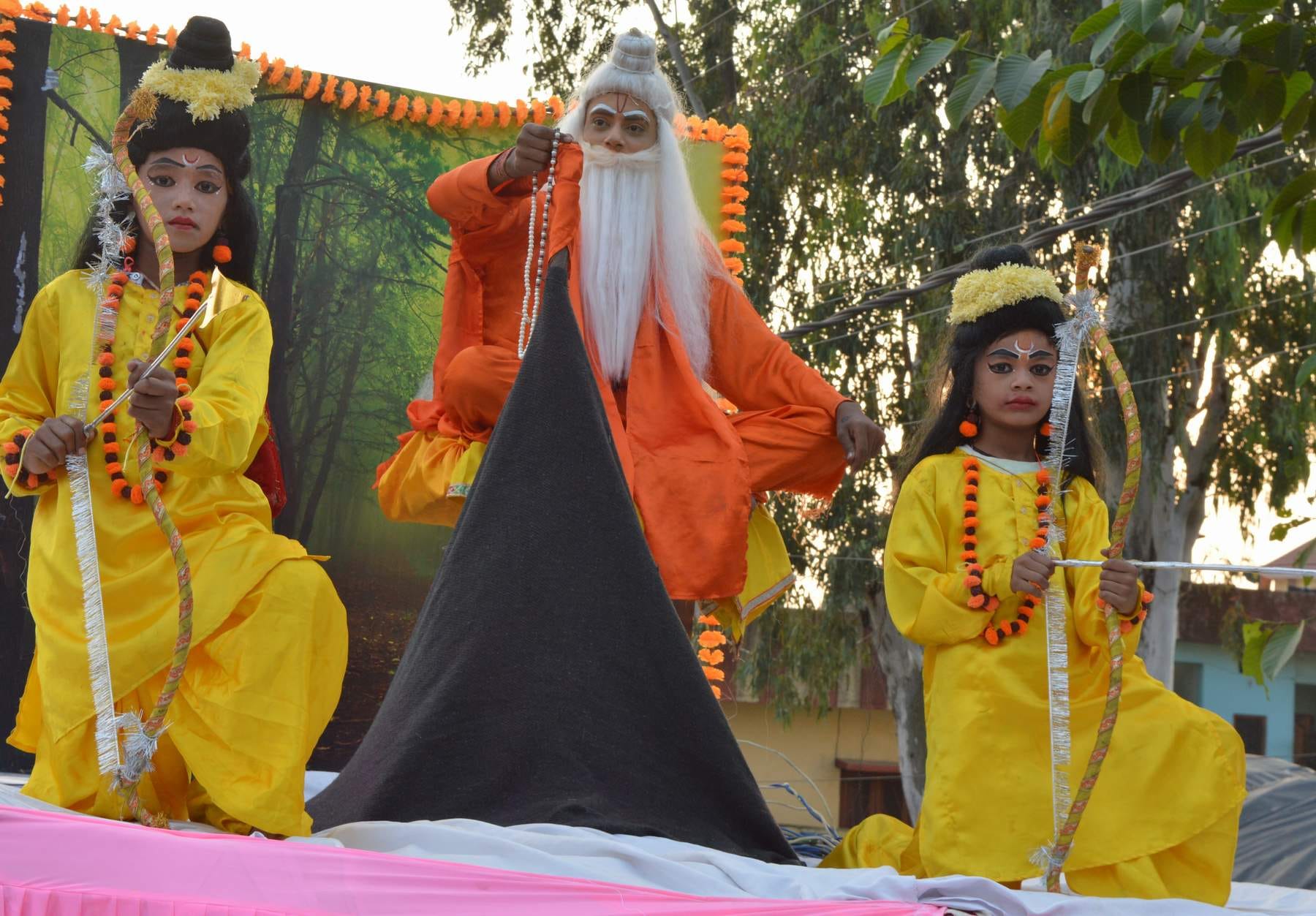 विकासनगर में निकाली गई वाल्मीकि जयंती में शामिल लव-कुश और वाल्मीकि जी की झांकी। विकासनगर में निकाली गई वाल्मीकि जयंती में शामिल लव-कुश और वाल्मीकि जी की झांकी।