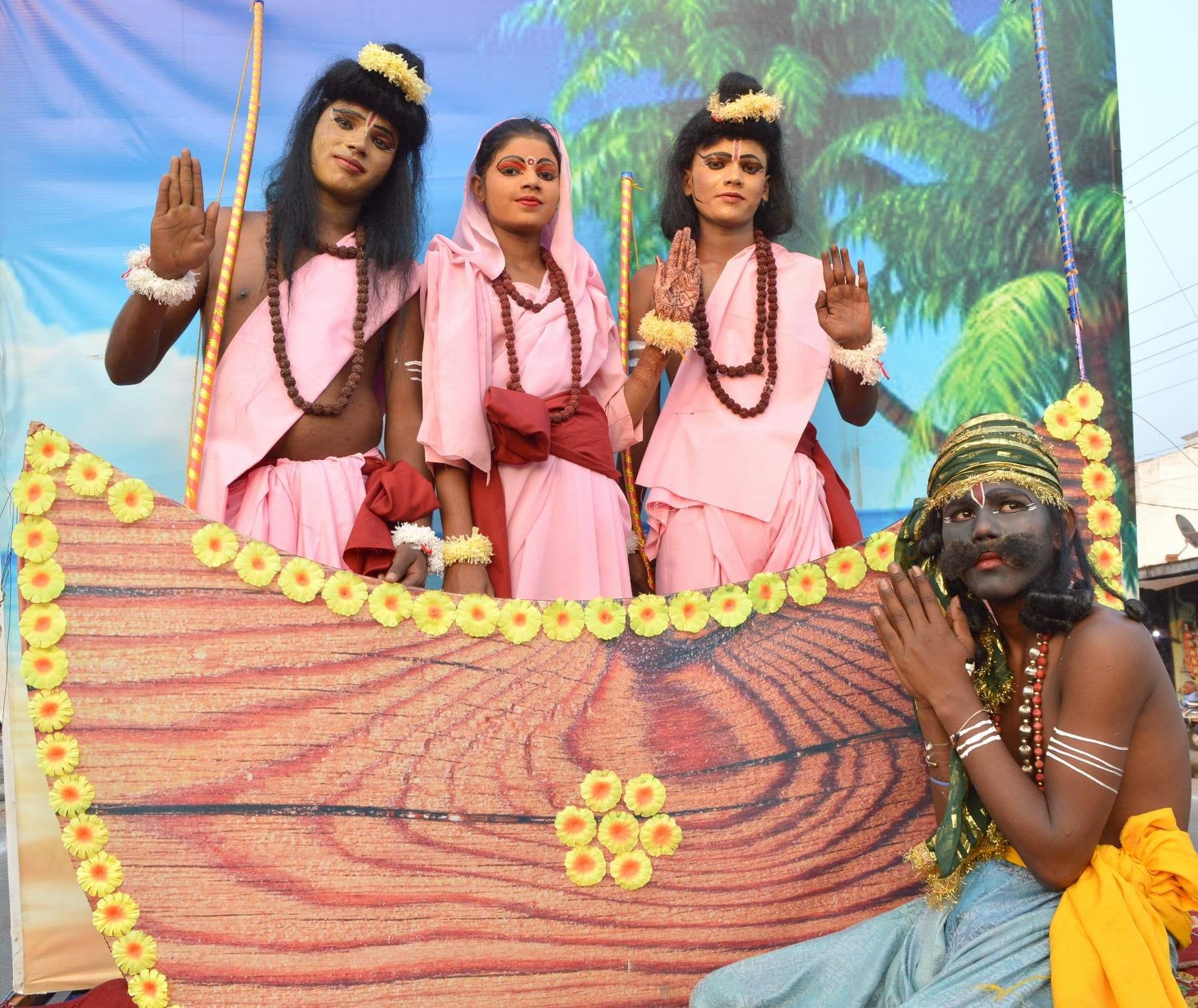 विकासनगर में निकाली गई शोभायात्रा में शामिल राम, लक्ष्मण, सीता और केवट की झांकी। विकासनगर में निकाली गई शोभायात्रा में शामिल राम, लक्ष्मण, सीता और केवट की झांकी।