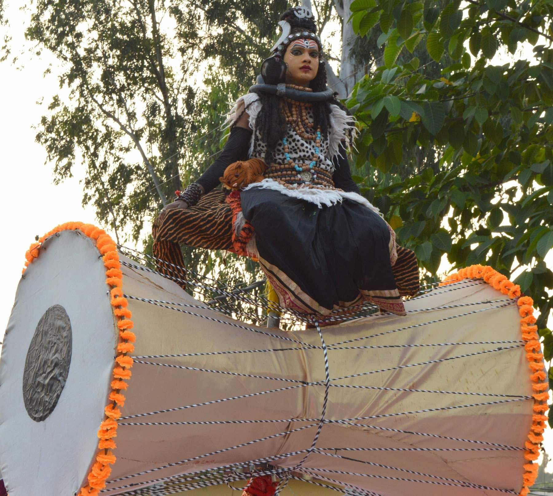विकासनगर में वाल्मीकि जयंती पर निकाली गई शोभायात्रा में शामिल शिवजी की झांकी। विकासनगर में वाल्मीकि जयंती पर निकाली गई शोभायात्रा में शामिल शिवजी की झांकी।