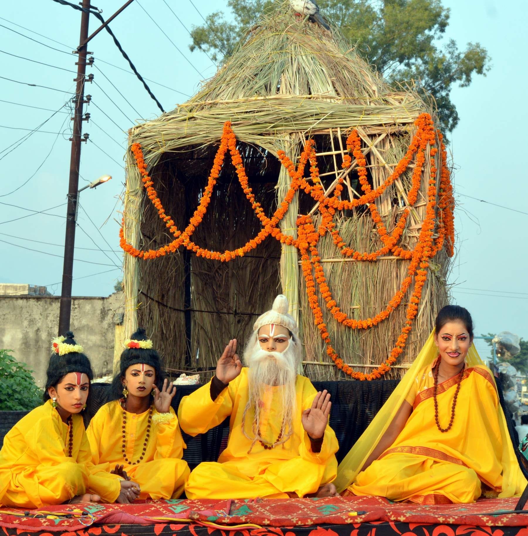 शोभायात्रा में शामिल वाल्मीकि, लव-कुध और सीता की झांकी। शोभायात्रा में शामिल वाल्मीकि, लव-कुध और सीता की झांकी।