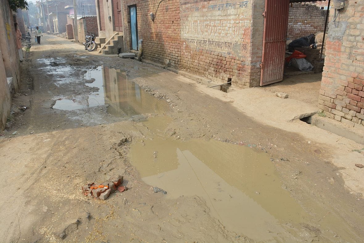 कोटला रोड गल्लामंण्डी के पीछे बघेल कॉलानी में टूटी पडी जेडाझाल परियोजना की लाइन से बहता पानी कोटला रोड गल्लामंण्डी के पीछे बघेल कॉलानी में टूटी पडी जेडाझाल परियोजना की लाइन से बहता पानी