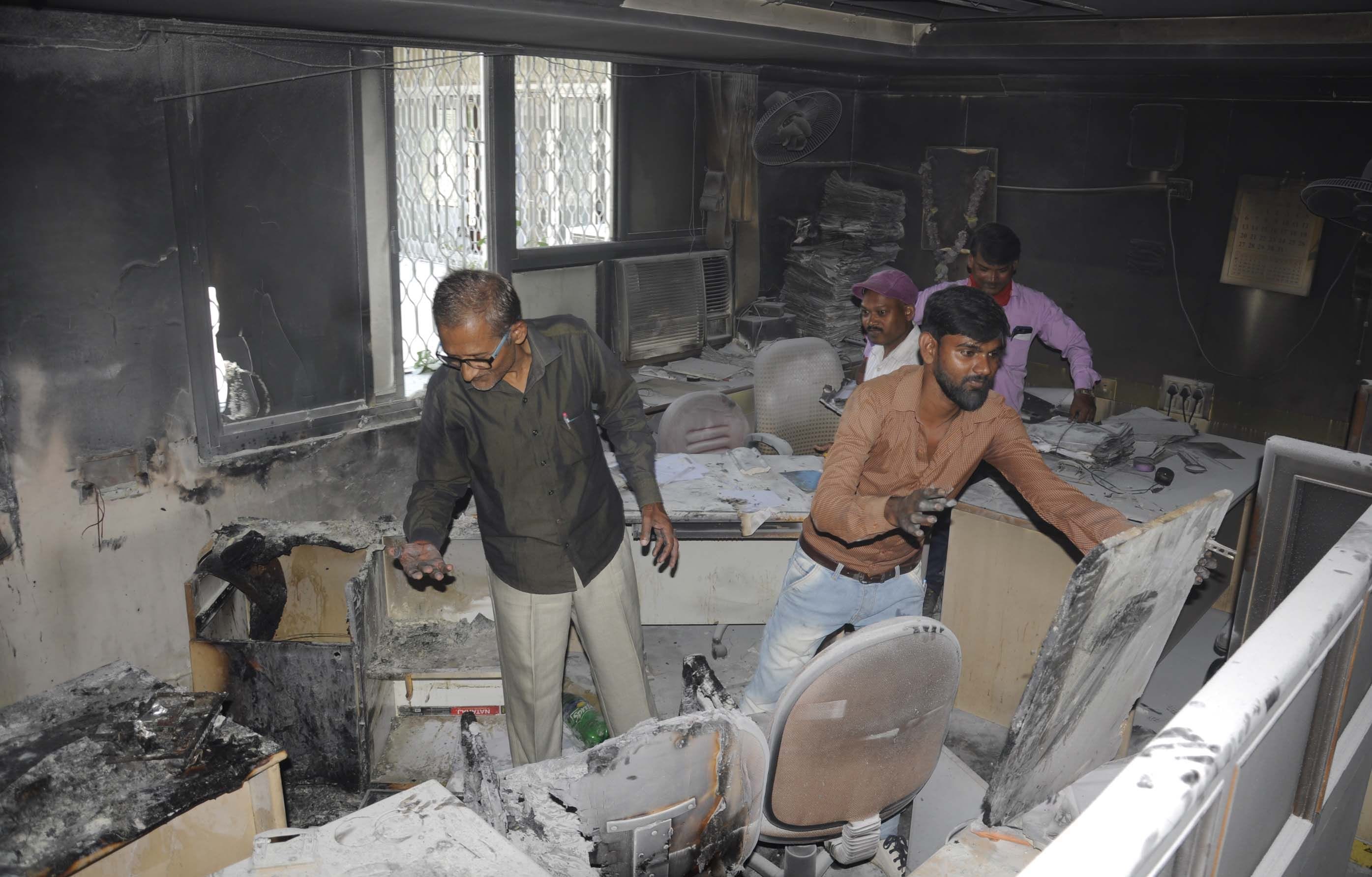 नगर कोतवाली के दहिलामऊ स्थित एलआईसी कार्यालय में आग लगने से जले सामानों को समेटते कर्मचारी। नगर कोतवाली के दहिलामऊ स्थित एलआईसी कार्यालय में आग लगने से जले सामानों को समेटते कर्मचारी।