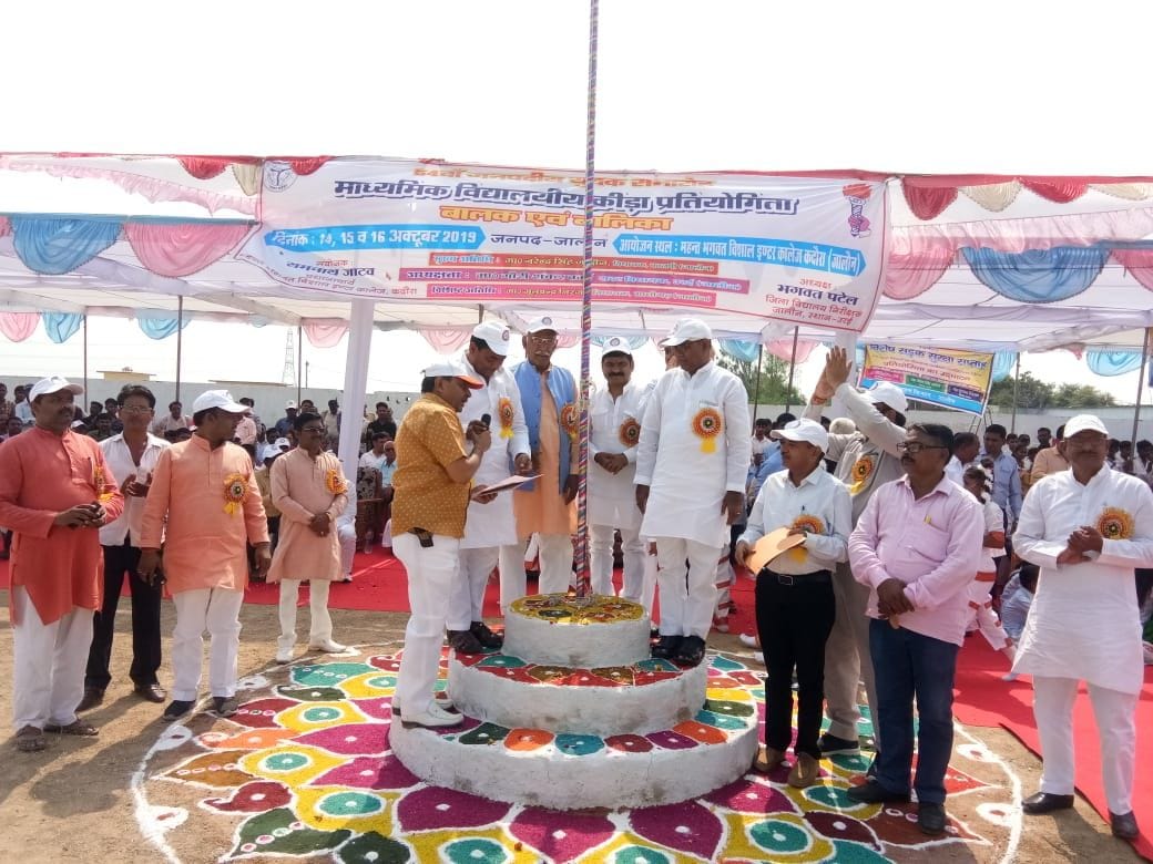 कदौरा में माध्यमिक विद्यालय प्रतियोगिता का उदघाटन करते विधायक गण कदौरा में माध्यमिक विद्यालय प्रतियोगिता का उदघाटन करते विधायक गण