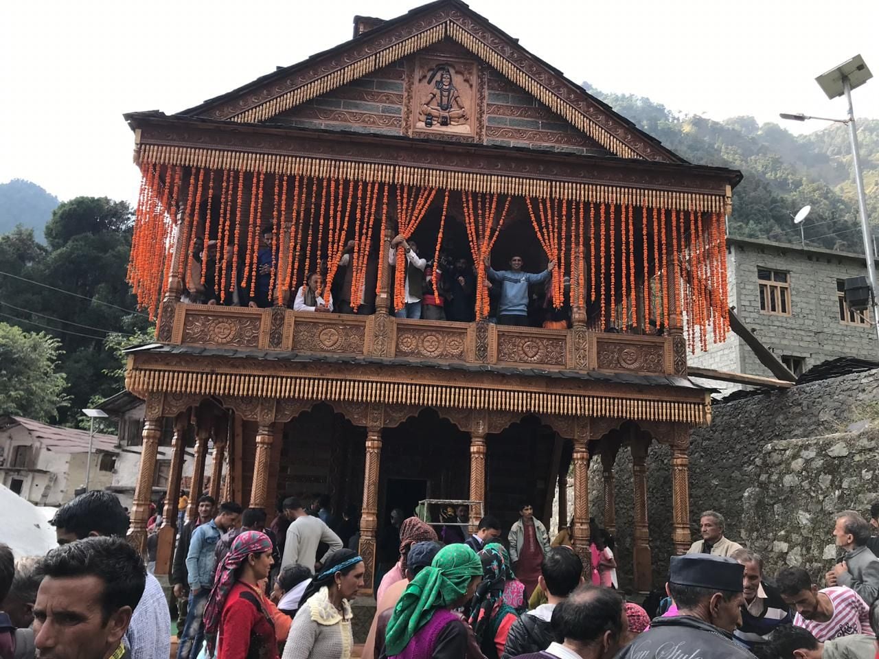 मोहना गांव में फूलों से सजा देव मंदिर। मोहना गांव में फूलों से सजा देव मंदिर।