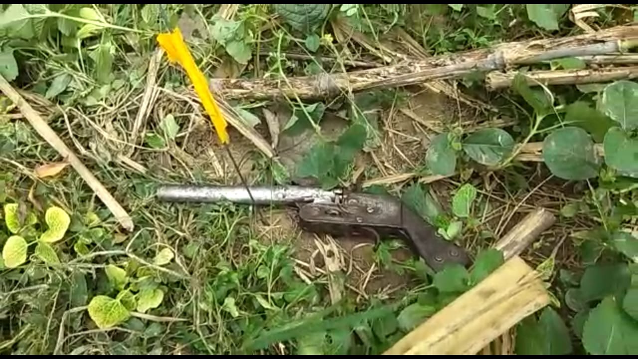 13-खतौली में मुठभेड़ में इनामी गोकश से बरामद तमंचा। 13-खतौली में मुठभेड़ में इनामी गोकश से बरामद तमंचा।