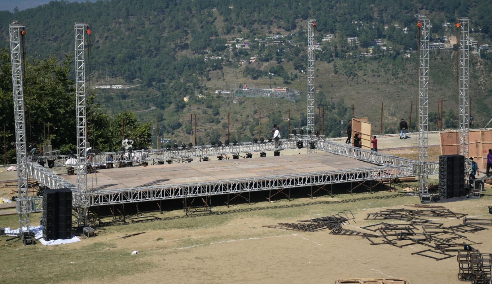 अल्मोड़ा महोत्सव के लिए जीआईसी में तैयार स्टेज। अल्मोड़ा महोत्सव के लिए जीआईसी में तैयार स्टेज।
