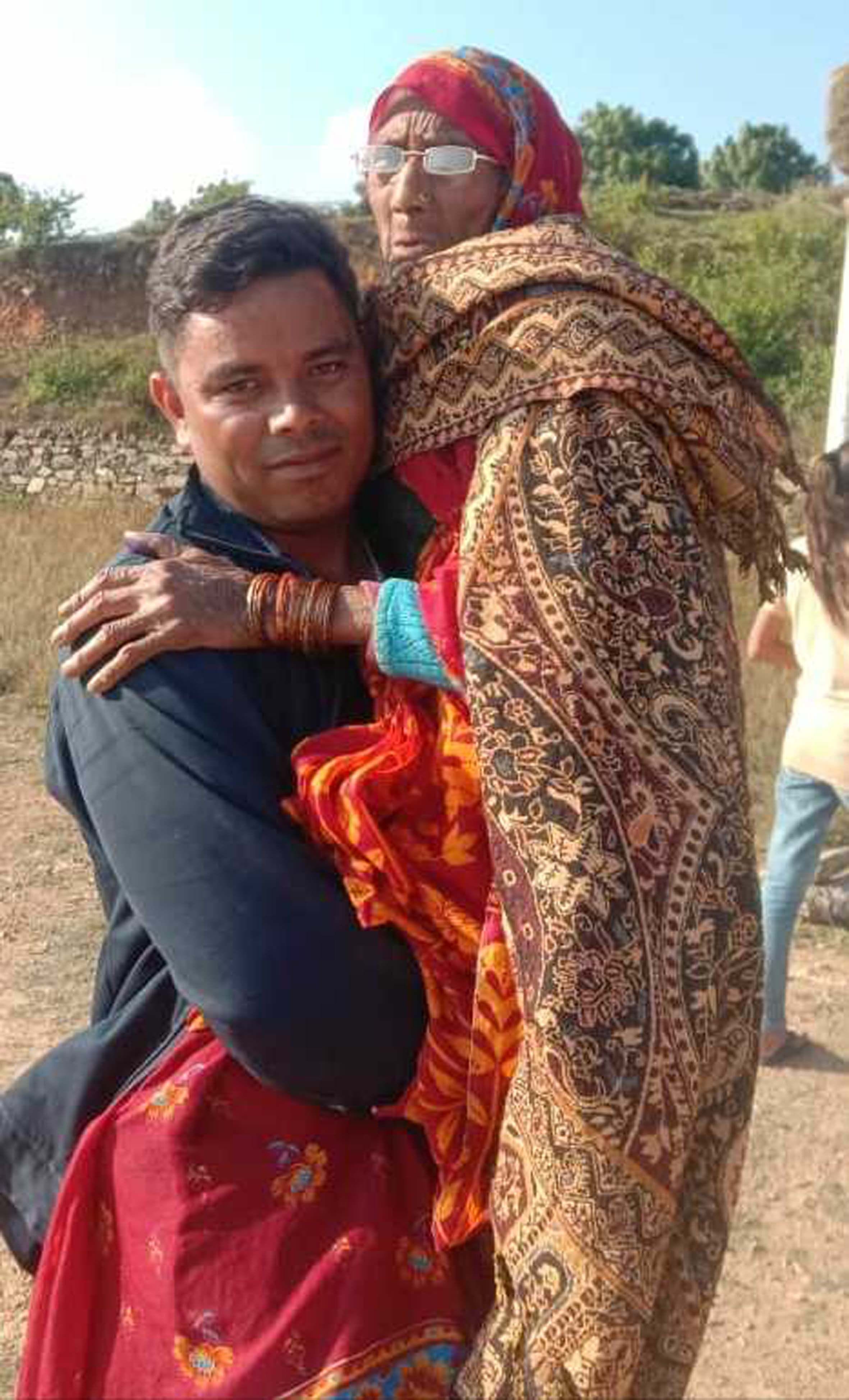 जज्बा:पाटी ब्लाक के पंचायती चुनाव में मूलाकोट गांव की 78 साल की त्रिलोकी देवी वोट देने के लिए बेटे ?