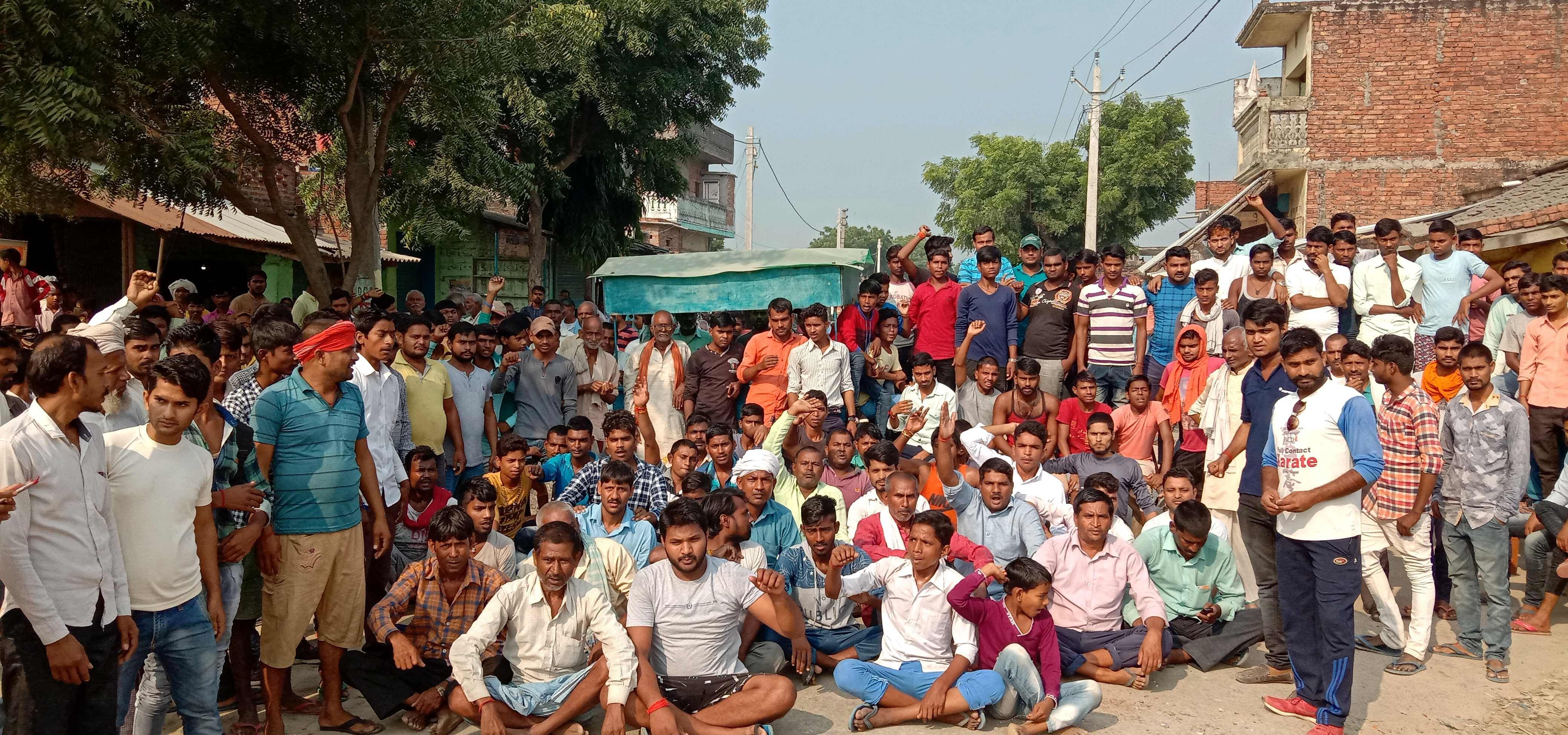 कप्तानगंज में बैंक मित्र की हत्या के विरोध में सड़क जाम करते लोग। कप्तानगंज में बैंक मित्र की हत्या के विरोध में सड़क जाम करते लोग।