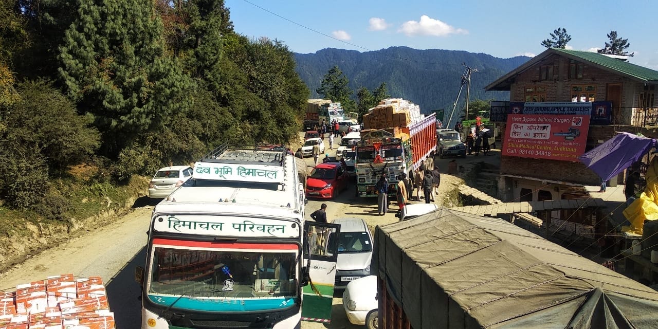 नारकंडा में बागवानों की समस्याओं को लेकर किसान सभा धरना प्रदर्शन करते हुए। नारकंडा में बागवानों की समस्याओं को लेकर किसान सभा धरना प्रदर्शन करते हुए।