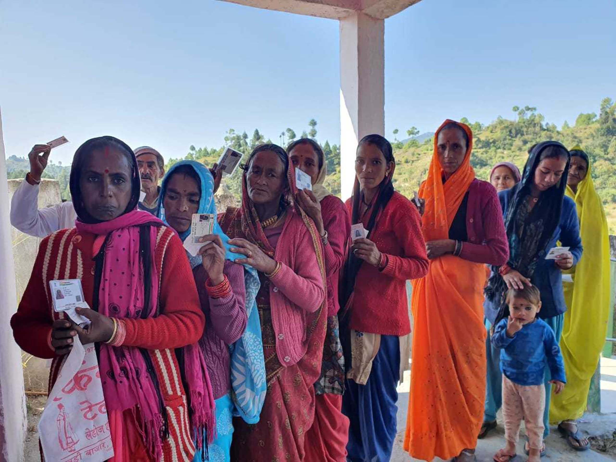 पाटी ब्लाक के पंचायती चुनाव में जनकांडे क्षेत्र में मतदान को लाइन में लगी महिलाएं।