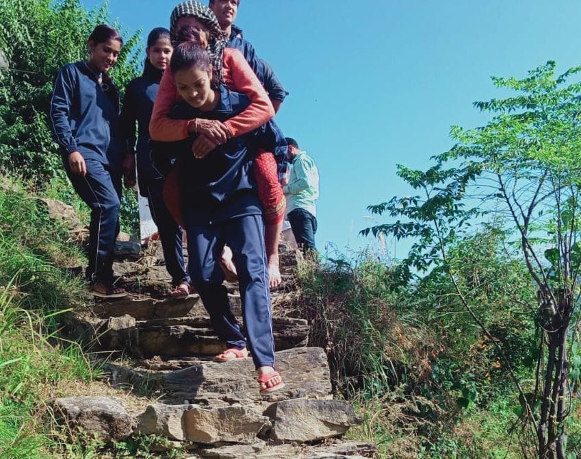 गस्त्यमुनि विकासखंड के एक पोलिंग बूथ पर वोट देने के बाद बुजुर्ग मतदाता को पीठ पर लादकर घर ले जाती ? गस्त्यमुनि विकासखंड के एक पोलिंग बूथ पर वोट देने के बाद बुजुर्ग मतदाता को पीठ पर लादकर घर ले जाती ?