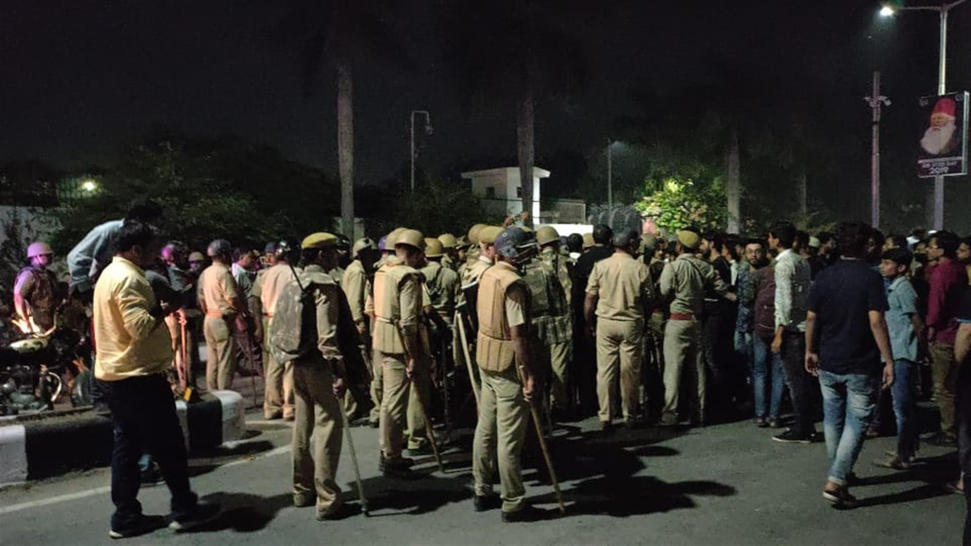 एएमयू में तैनात पुलिस फोर्स।