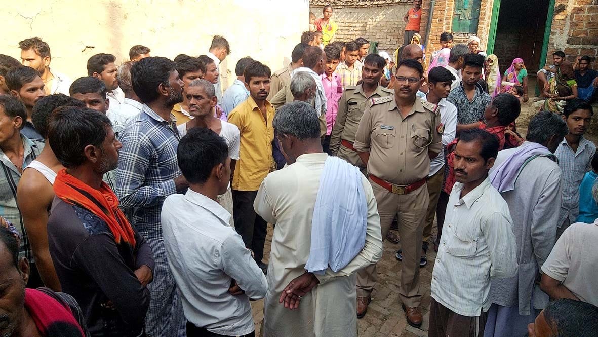 ग्राम चमेंड़ में मौके पर मौजूद पुलिस व ग्रामीण। ग्राम चमेंड़ में मौके पर मौजूद पुलिस व ग्रामीण।