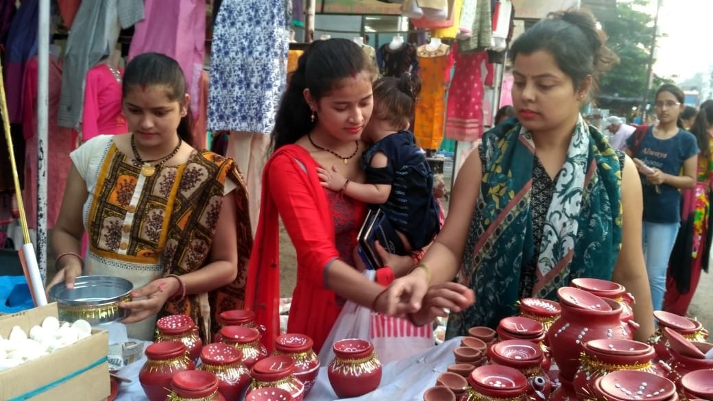 टनकपुर में करवाचौथ व्रत का सामान खरीदतीं महिलाएं। टनकपुर में करवाचौथ व्रत का सामान खरीदतीं महिलाएं।