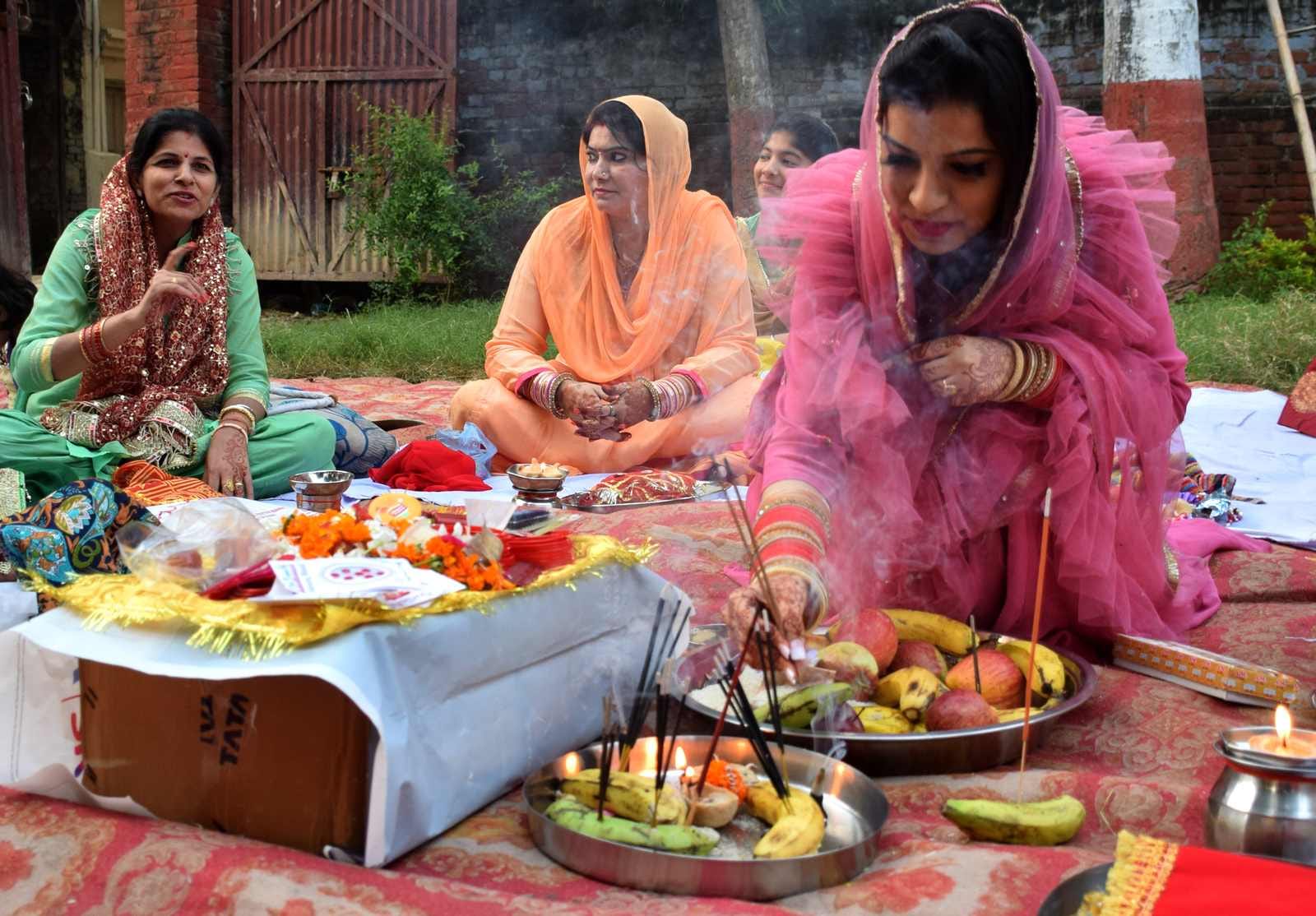 शहर के आसिफगंज में करवां चौथ की पूजा करती व्रति महिलाएं।