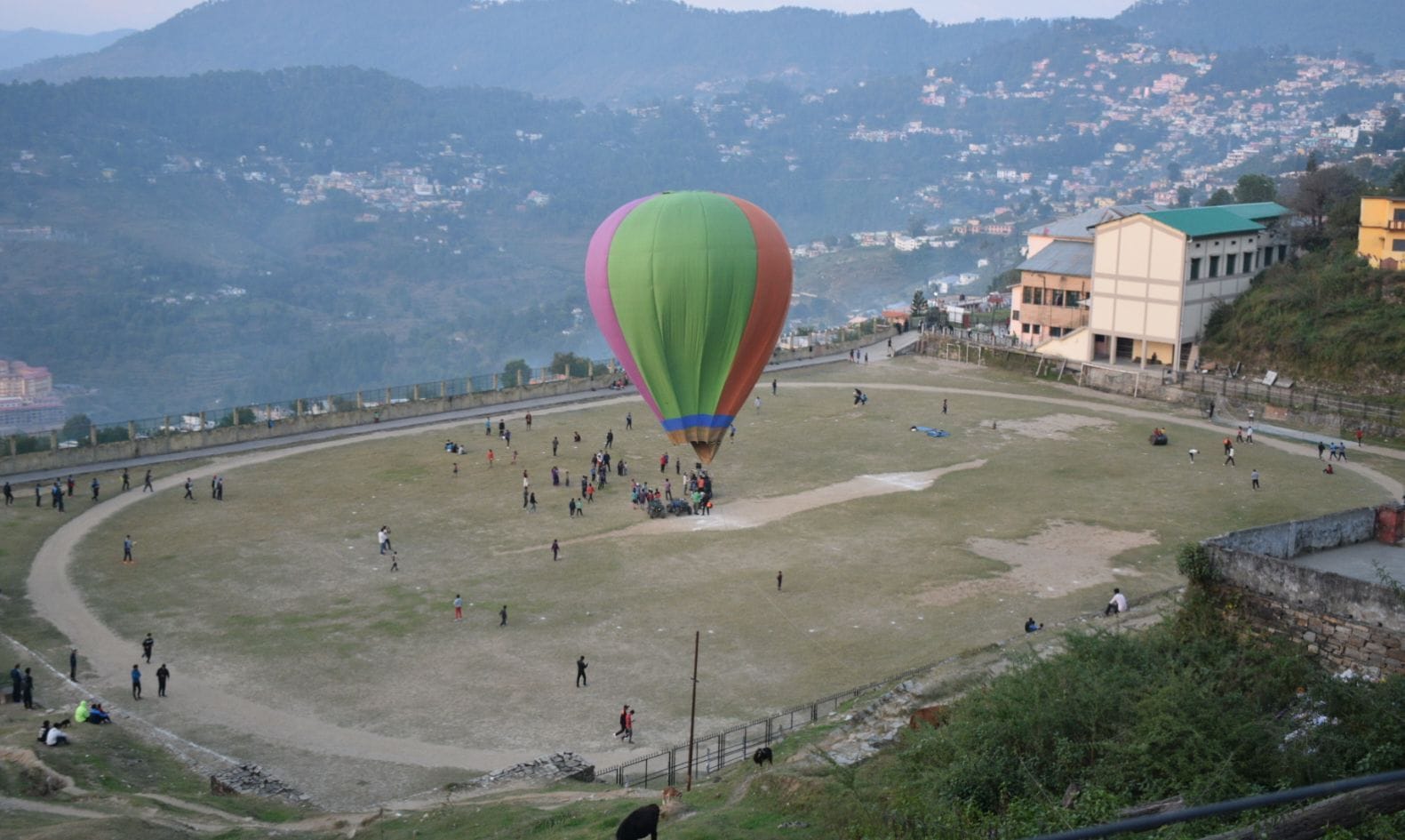 अल्मोड़ा स्टेडियम में हॉट एयर बैलून का लुत्फ उठाने पहुंचे लोग।