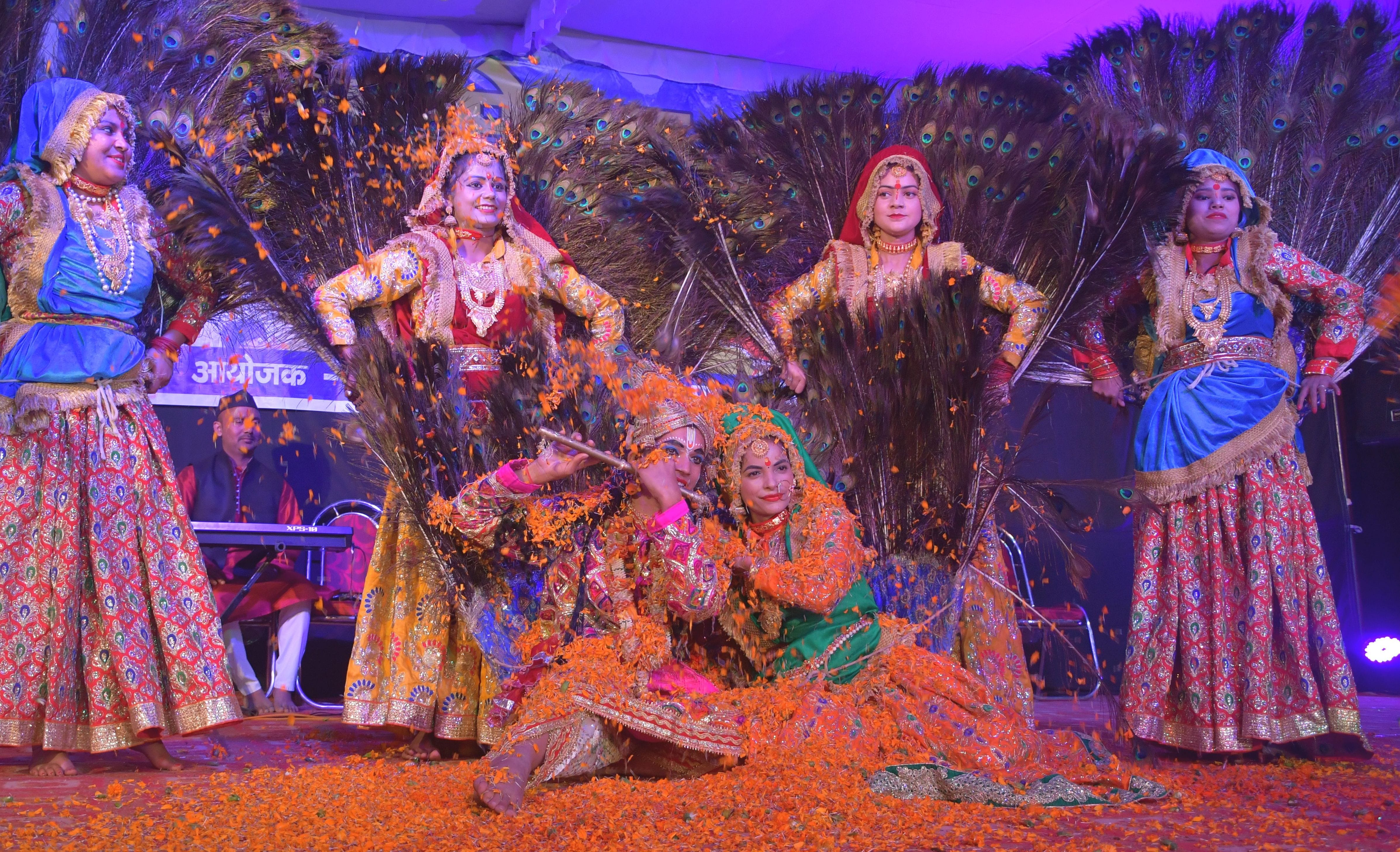 पिथौरागढ़ में बाल मेले में फूलों की होली खेलते कलाकार। अमर उजाला पिथौरागढ़ में बाल मेले में फूलों की होली खेलते कलाकार। अमर उजाला