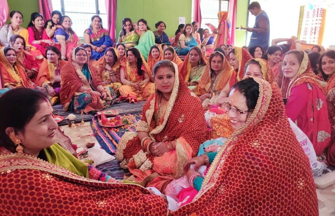 लोहाघाट में करवाचौथ के मौके पर सामूहिक रूप से पूजा-अर्चना करतीं महिलाएं।