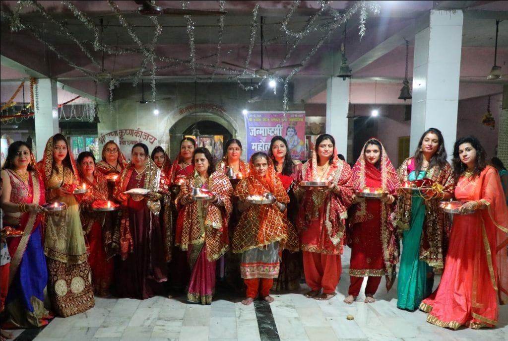 करवाचौथ पर टनकपुर के सीमेंट रोड स्थित मुक्तेश्वर महादेव मंदिर में सामूहिक रूप से दीप जलाकर पूजा ?