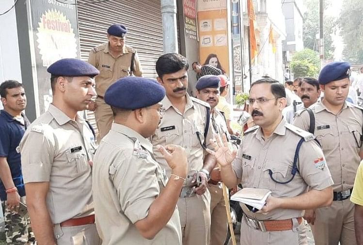 घटना की जांच करते पुलिस अधिकारी