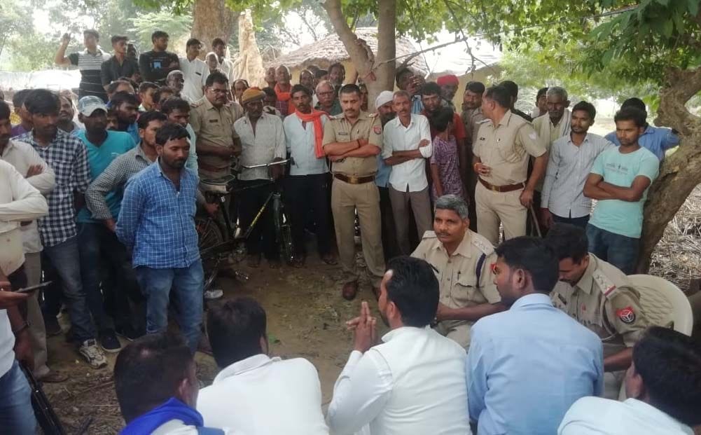सांगीपुर के गोड़वा गांव में युवक की मौत के बाद शव दरवाजे के सामने रखकर बैठे परिजनों को समझाते सीओ? सांगीपुर के गोड़वा गांव में युवक की मौत के बाद शव दरवाजे के सामने रखकर बैठे परिजनों को समझाते सीओ?