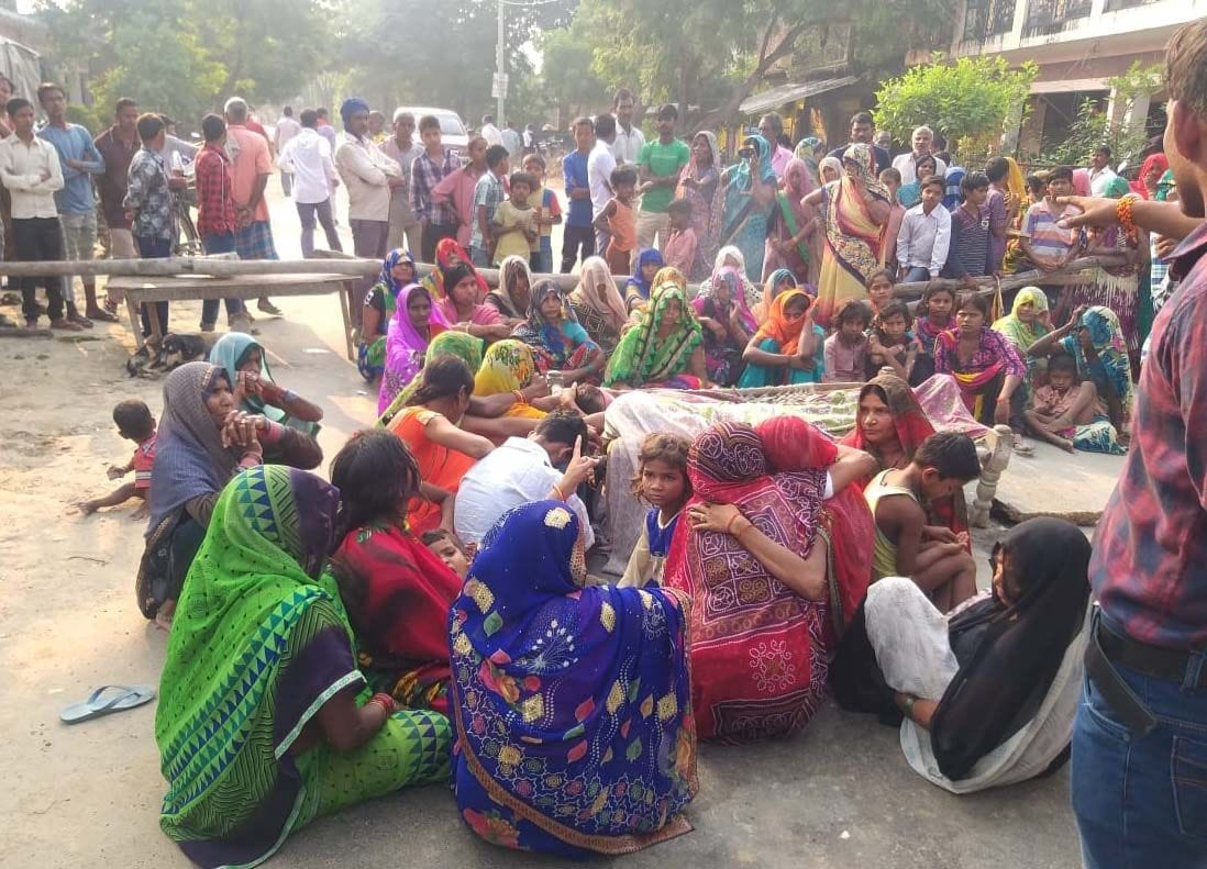 बाबागंज-हीरागंज मार्ग पर जाम लगाए बेहलामई गांव के लोग। बाबागंज-हीरागंज मार्ग पर जाम लगाए बेहलामई गांव के लोग।