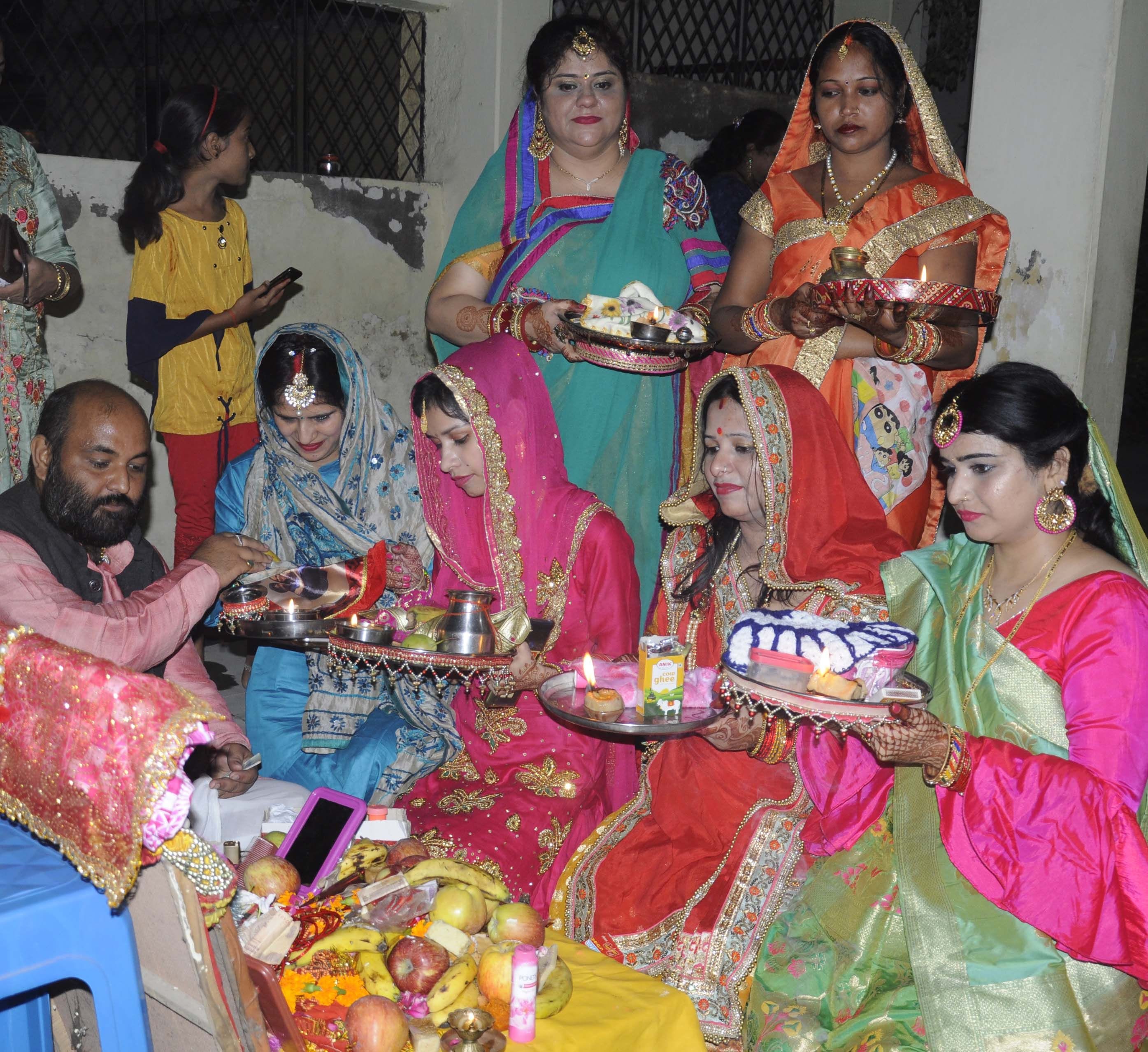 बलीपुर दुर्गा मंदिर में करवा चौथ की पूजा करती सुहागिनें। बलीपुर दुर्गा मंदिर में करवा चौथ की पूजा करती सुहागिनें।