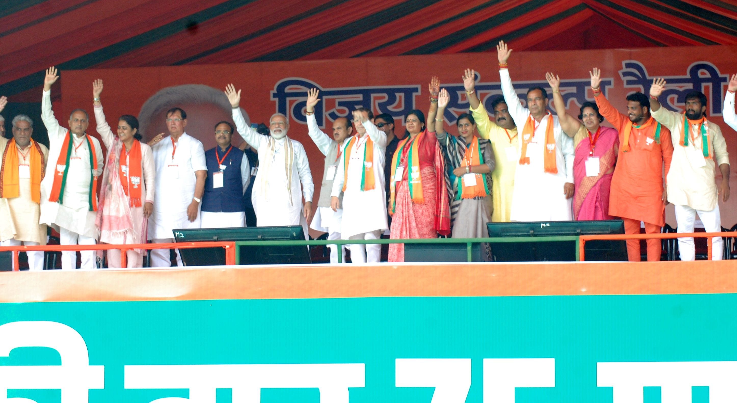 सोनीपत के मोहाना में मंच से लोगों का अभिवादन करते पीएम नरेंद्र मोदी व मंच पर मौजूद सभी प्रत्याशी सोनीपत के मोहाना में मंच से लोगों का अभिवादन करते पीएम नरेंद्र मोदी व मंच पर मौजूद सभी प्रत्याशी