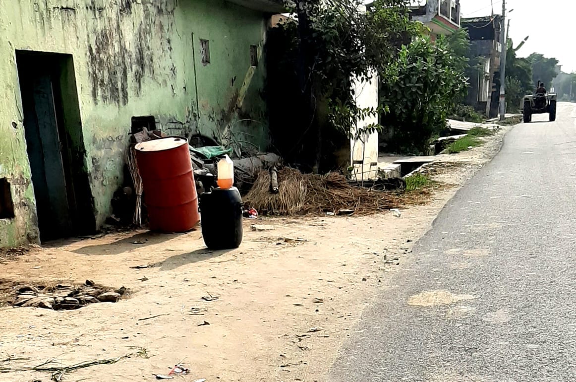चिलकाना क्षेत्र में सड़क किनारे आबादी के बीच बिकता नकली पेट्रोल डीजल चिलकाना क्षेत्र में सड़क किनारे आबादी के बीच बिकता नकली पेट्रोल डीजल