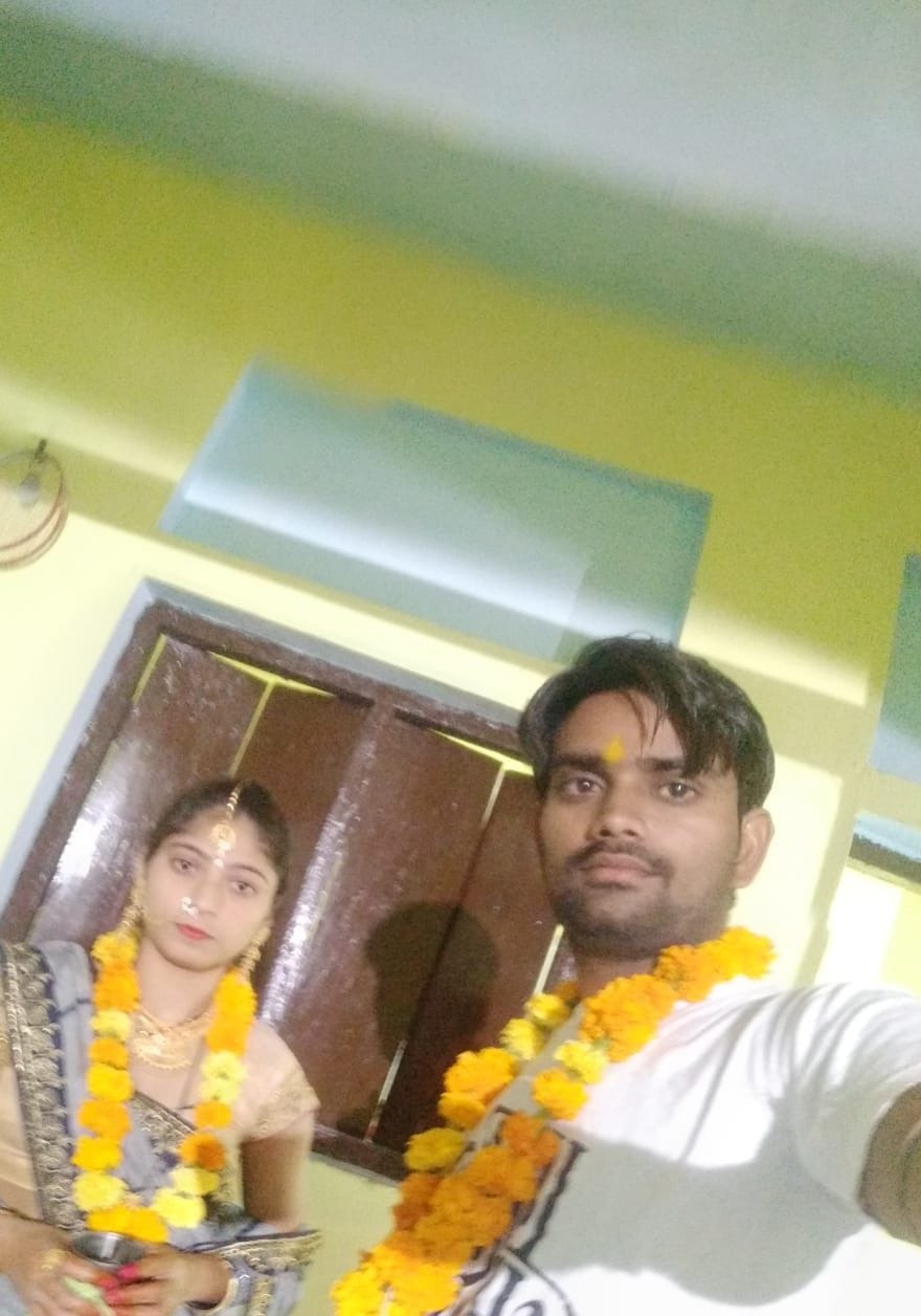 करवा चौथ पर पत्नी भावना के साथ सेल्फी लेते अंकित द्विवेदी