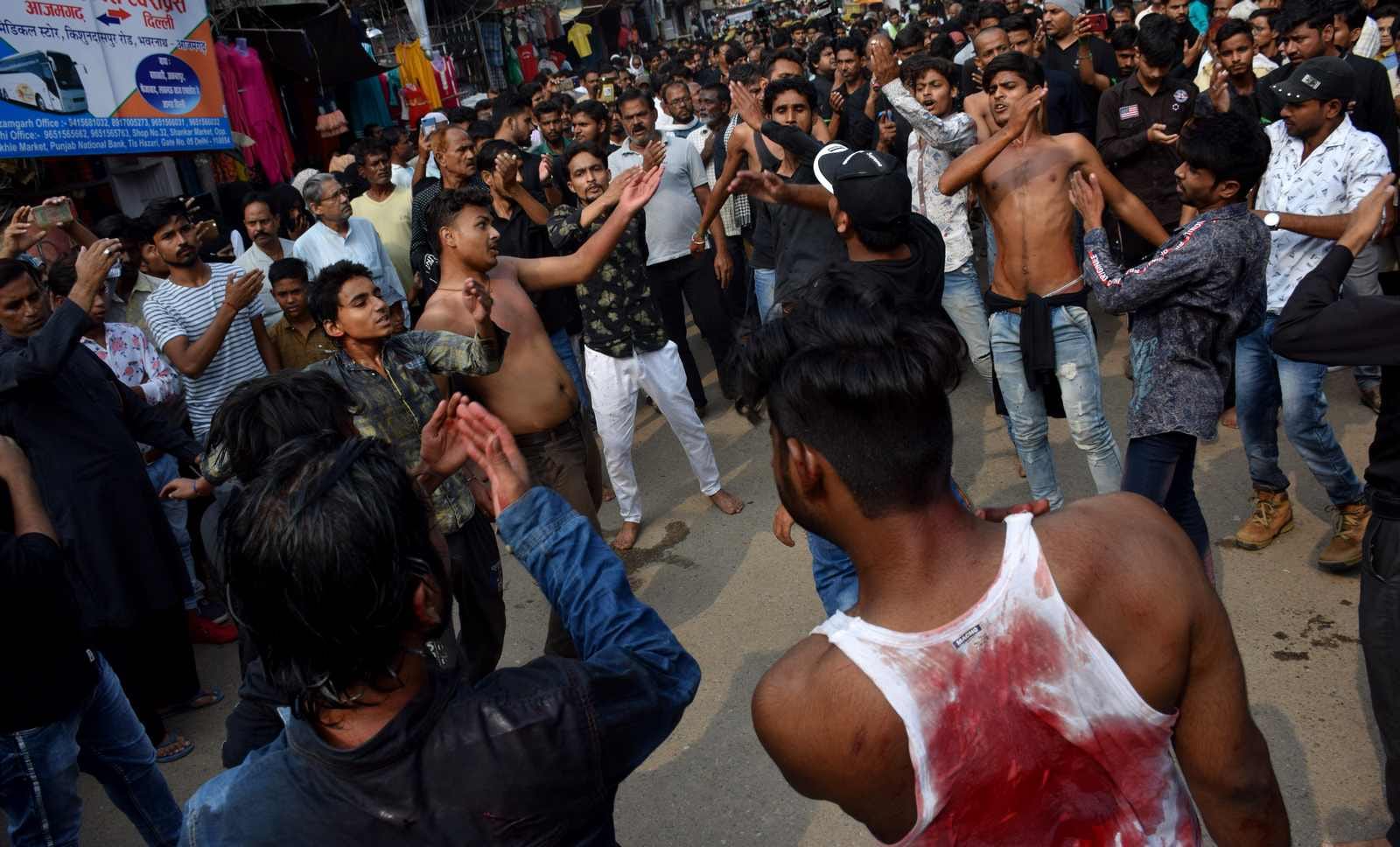 शहर के मुख्य चौक चलिसवां पर निकाले जुलूस में मातम करते शिया समुदाय के लोग। शहर के मुख्य चौक चलिसवां पर निकाले जुलूस में मातम करते शिया समुदाय के लोग।