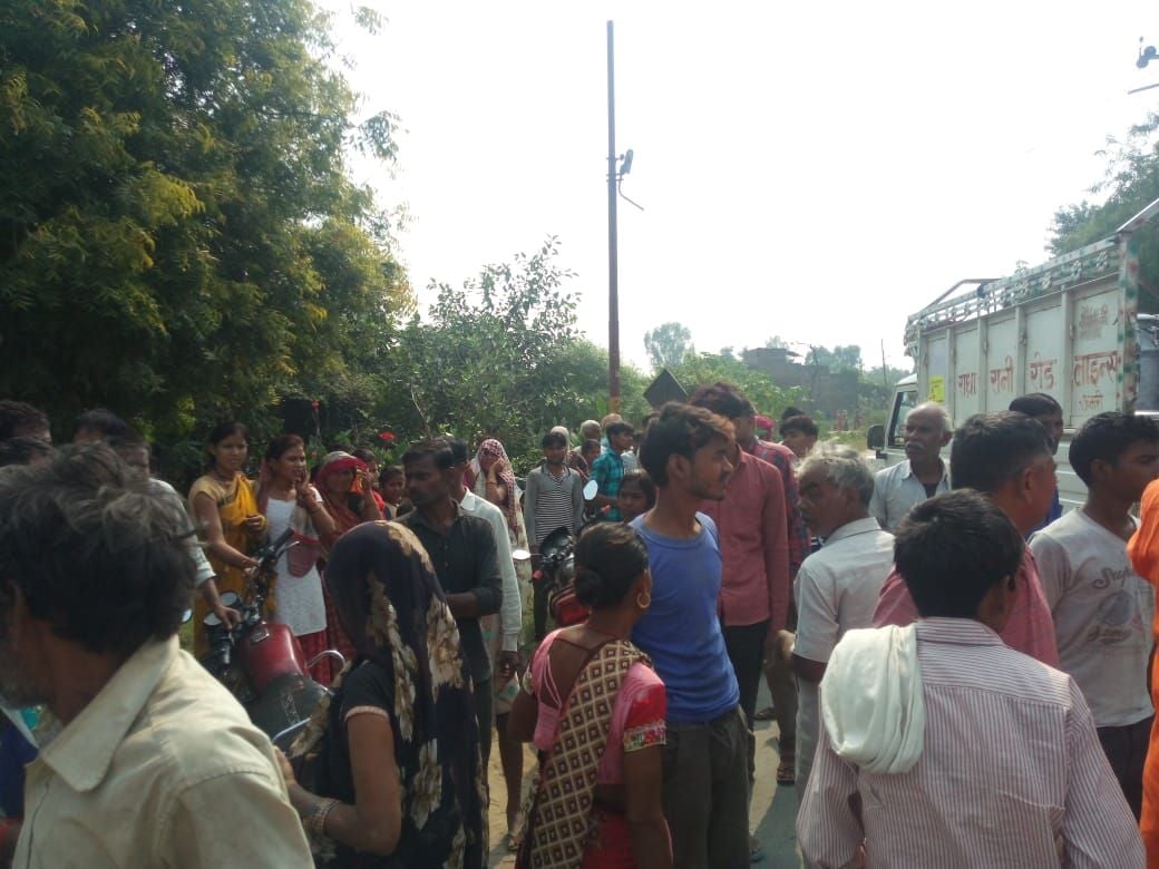 घटनास्थल पर लगी भीड़ घटनास्थल पर लगी भीड़